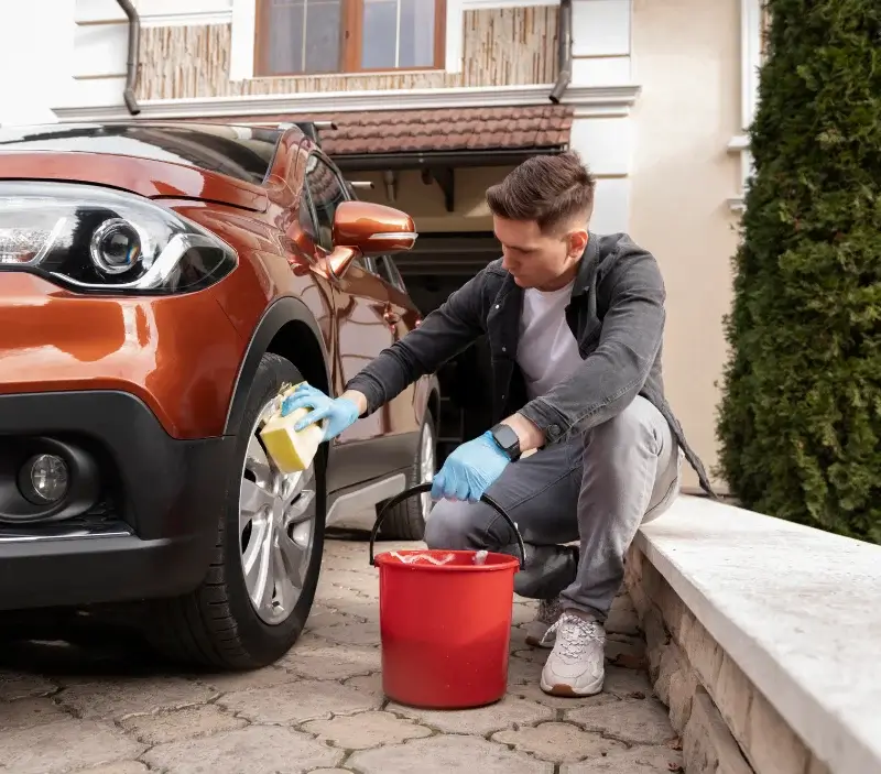 Lavage auto à domicile Maxey-sur-Meuse : professionnel intervenant sur un véhicule